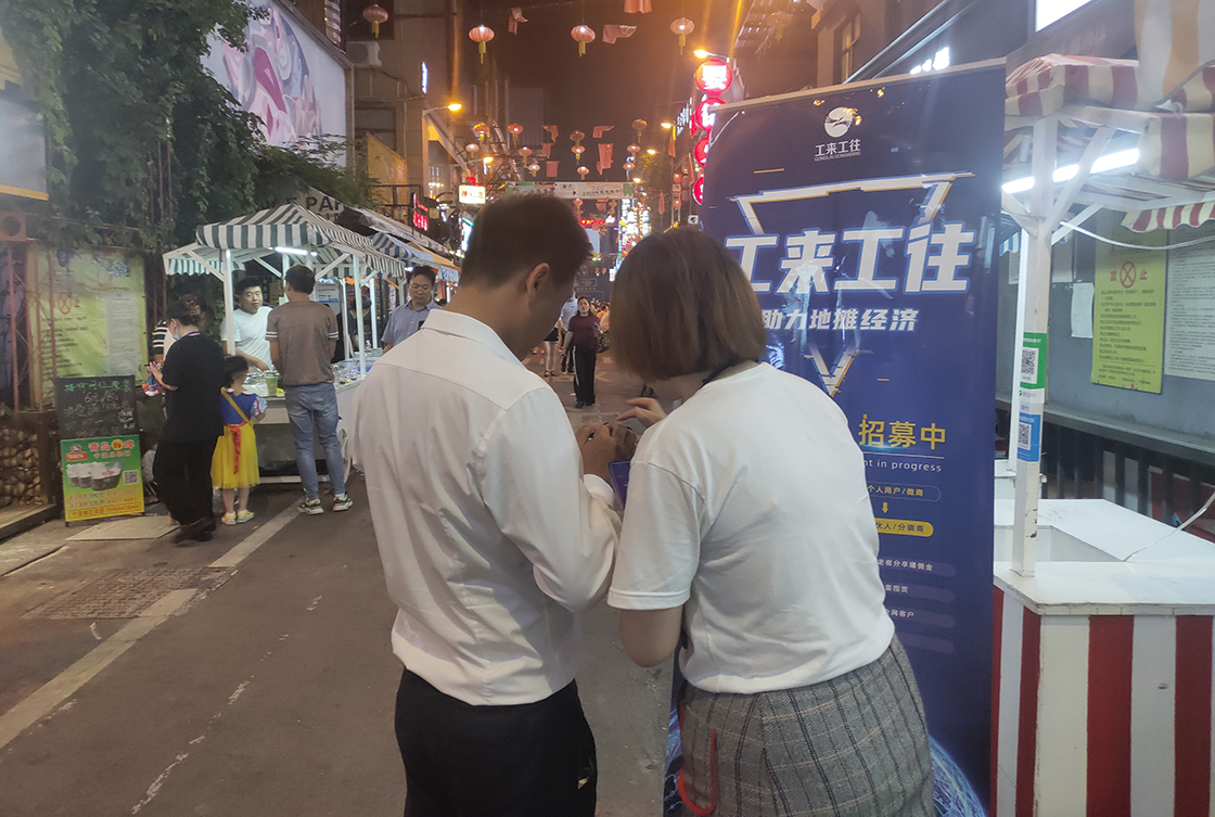 地摊热浪后，幼摊贩该何去何从？